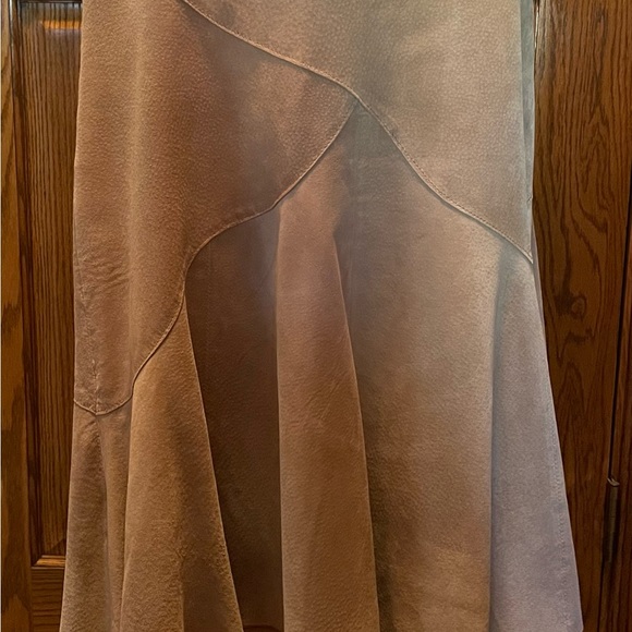 Vintage Ideology Suede Leather Skirt; Deep Beige W/Fitted Seams; Women's Size 8 - Picture 3 of 16